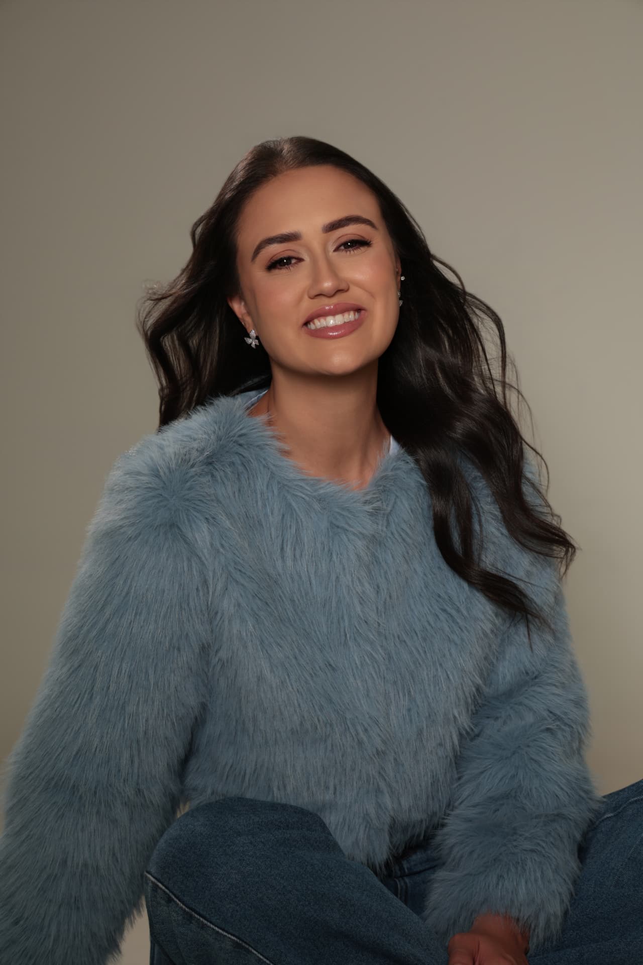Drina Dias sentada em estúdio